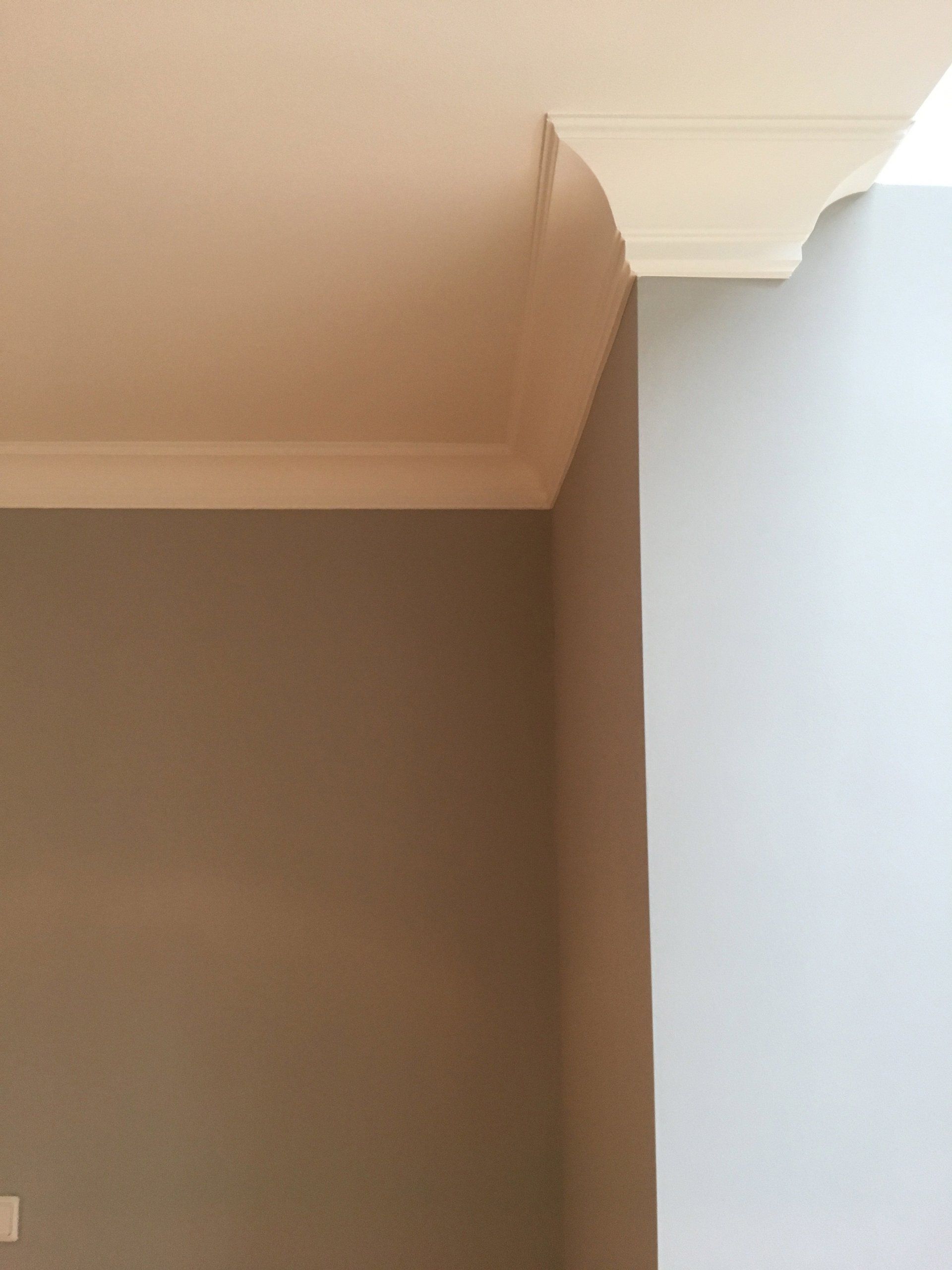 Gestrichene Wand und Decke
