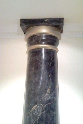 Schwarze Säule mit Marmorimiation