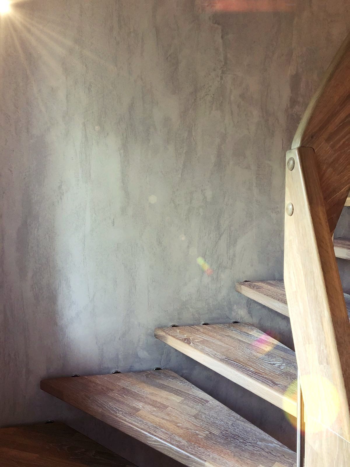 Steinoberfläche am Wand im Treppenhaus