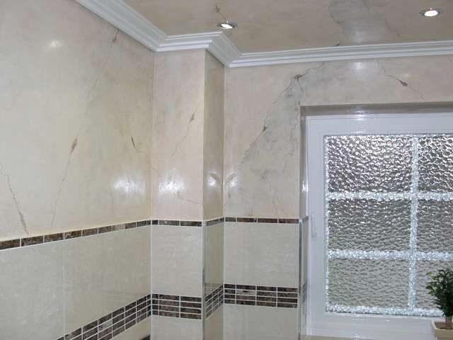 Wand mit Marmorimitation im Badezimmer