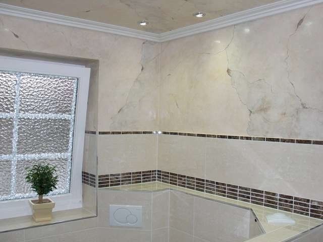 Weiße Wand mit Marmorimitation im Badezimmer