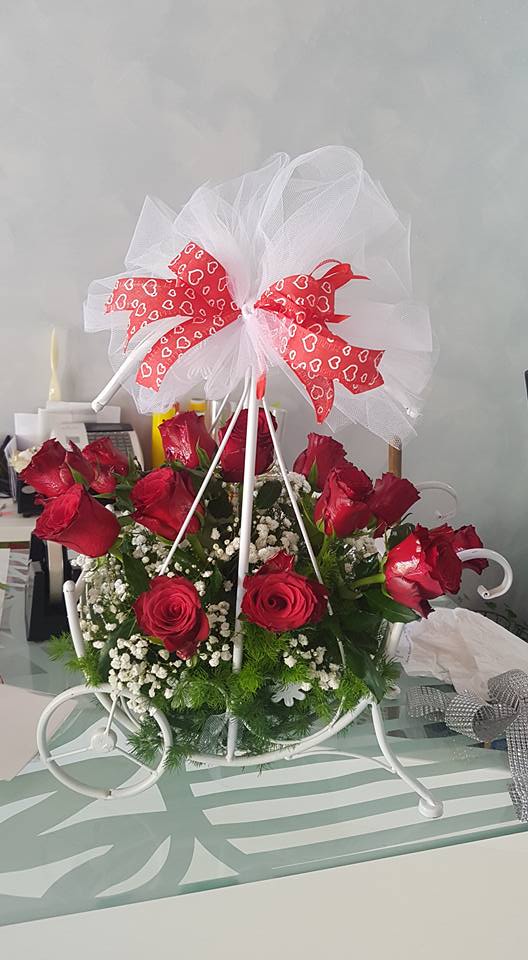 decorazione floreale con rose rosse e fiorellini bianchi