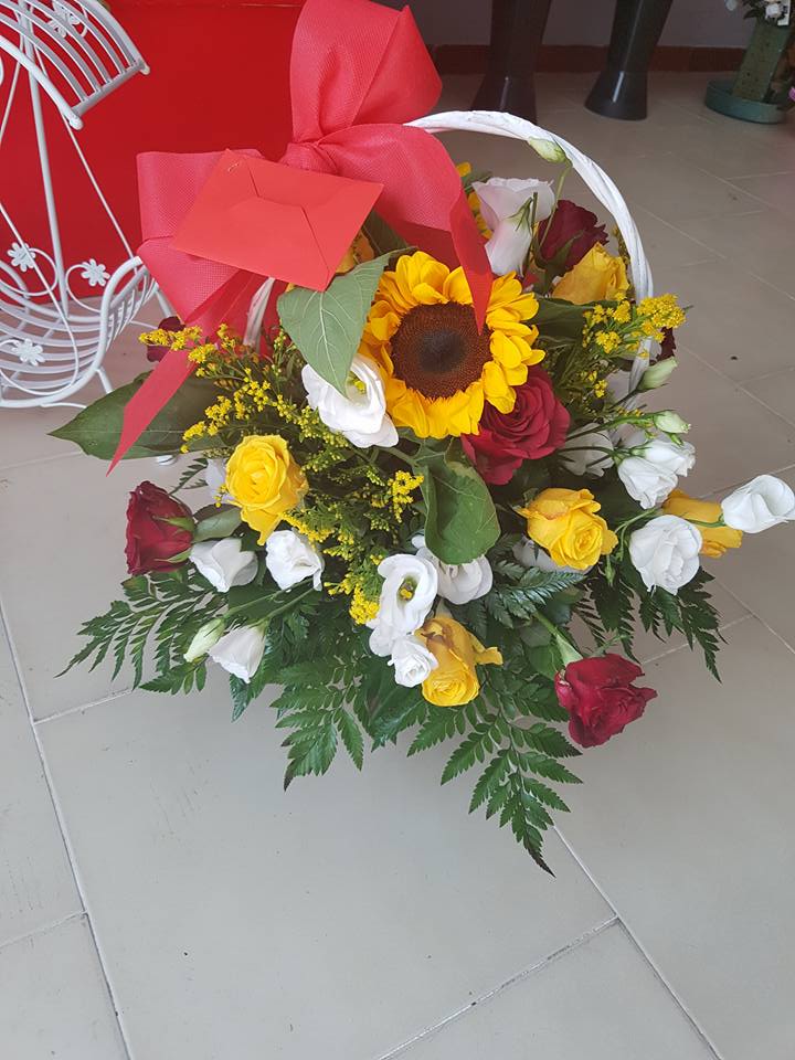 composizione di fiori con girasoli