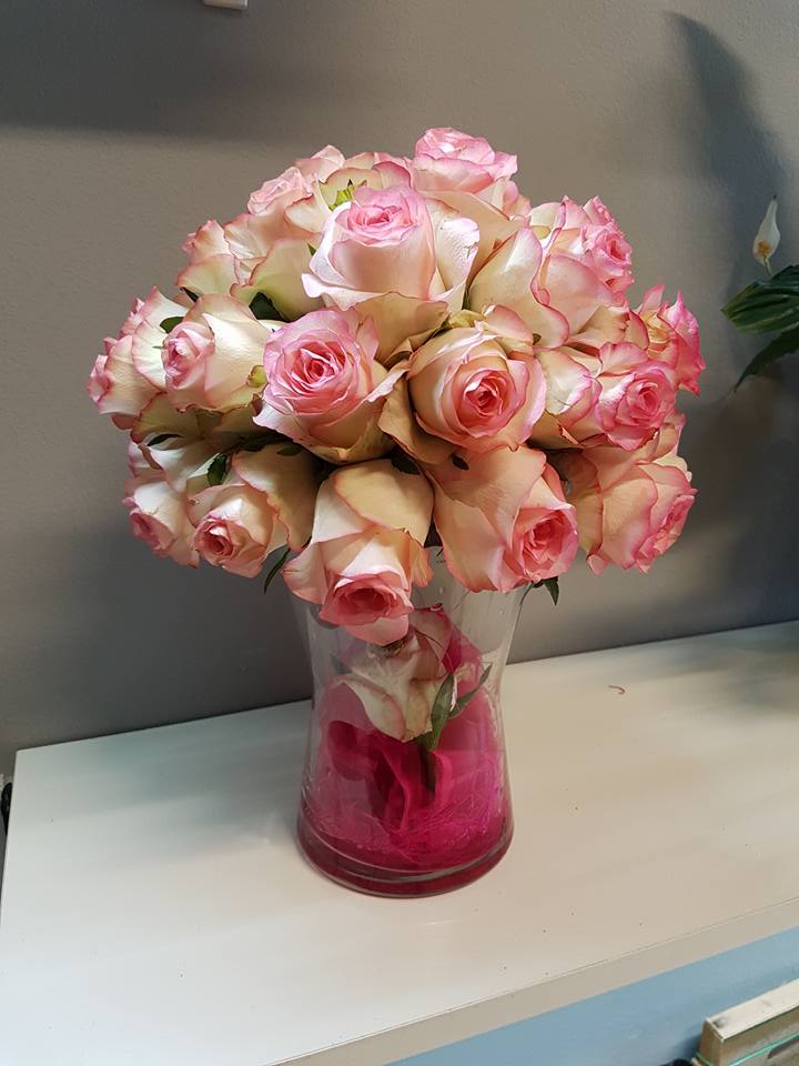 vaso con rose color rosa pallido