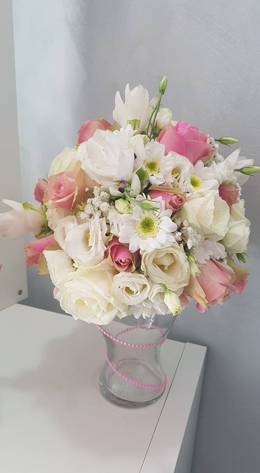 bouquet di rose rosa e bianche