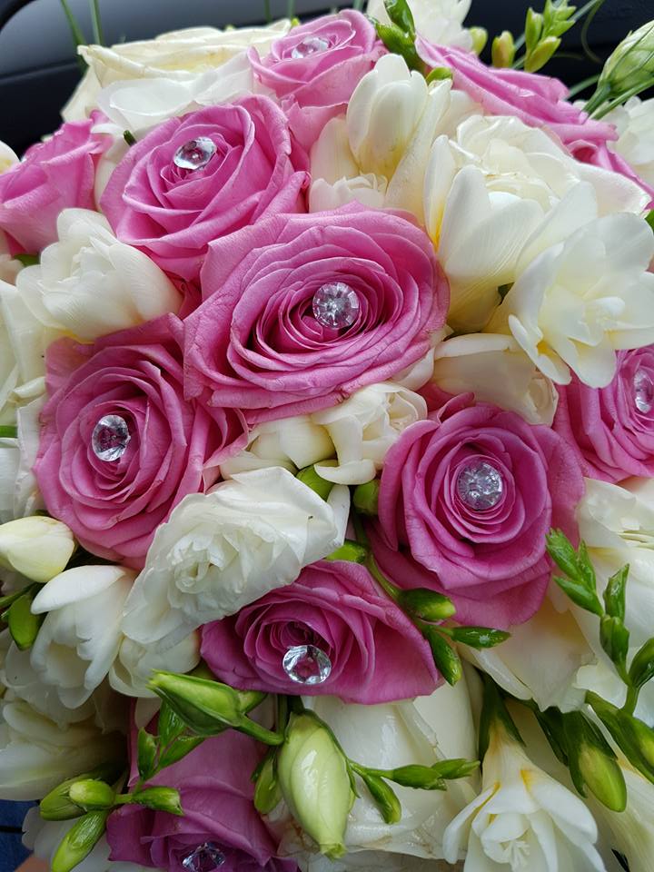 composizione con rose rosa e bianche e Swarovski