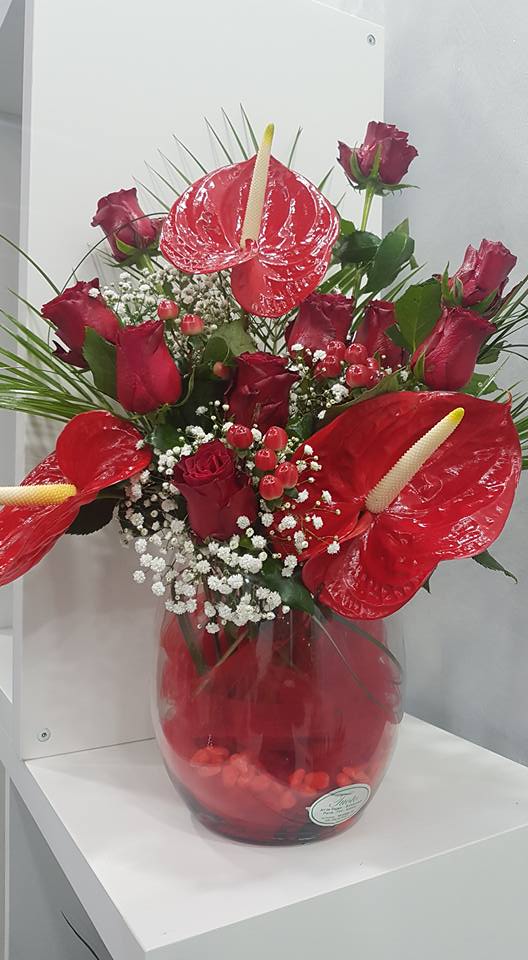 composizione con rose e anthurium rossi