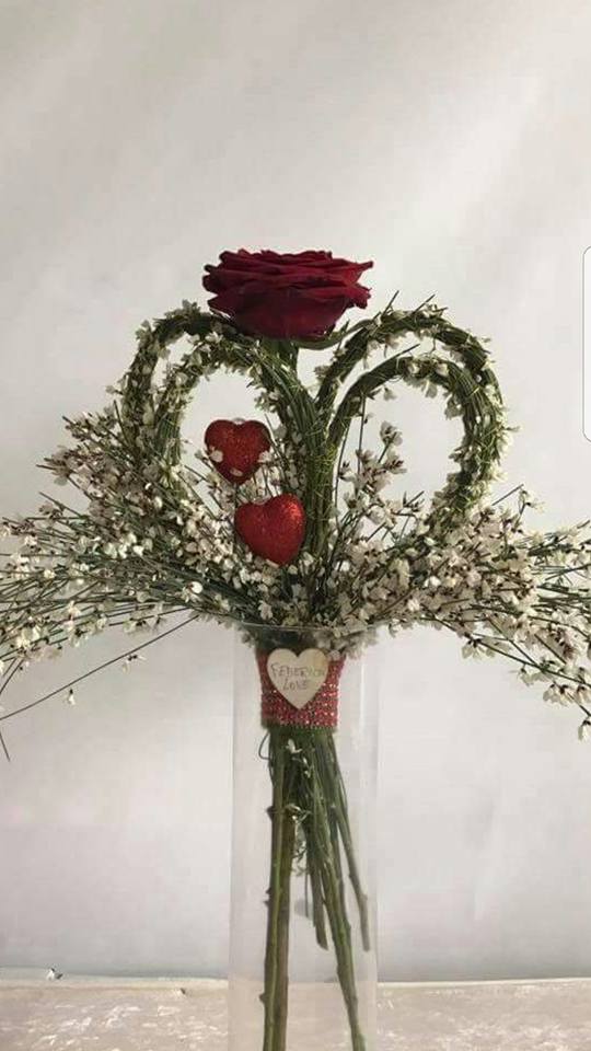 rosa rossa con decorazioni per San Valentino