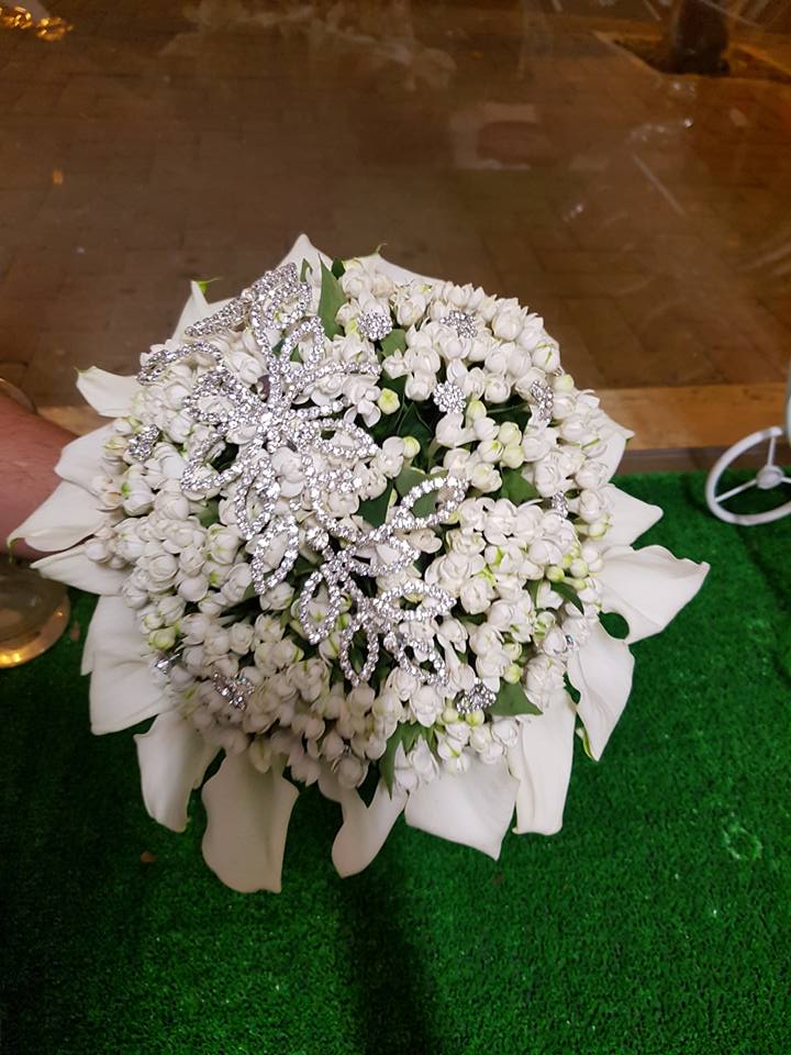 piccolo bouquet di fiori bianchi con strass
