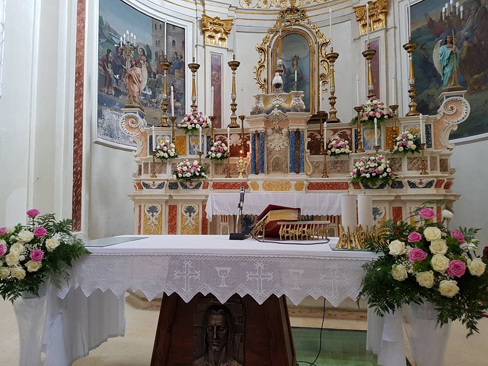 altare di una chiesa con decorazioni floreali