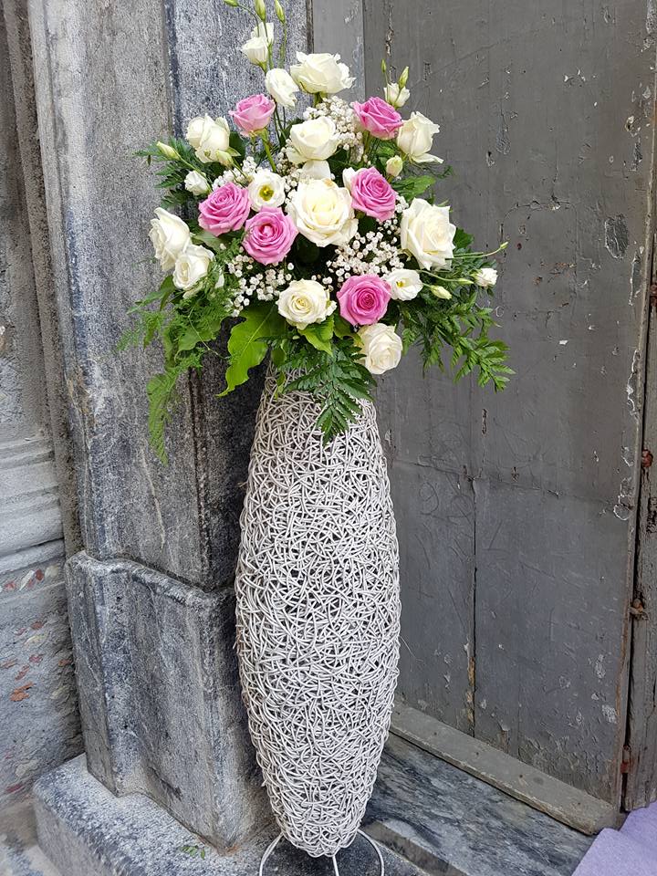grande vaso decorativo con rose rosa e bianche
