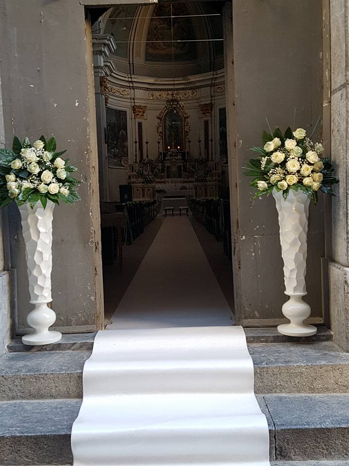decorazioni floreali fuori dalla chiesa per un matrimonio