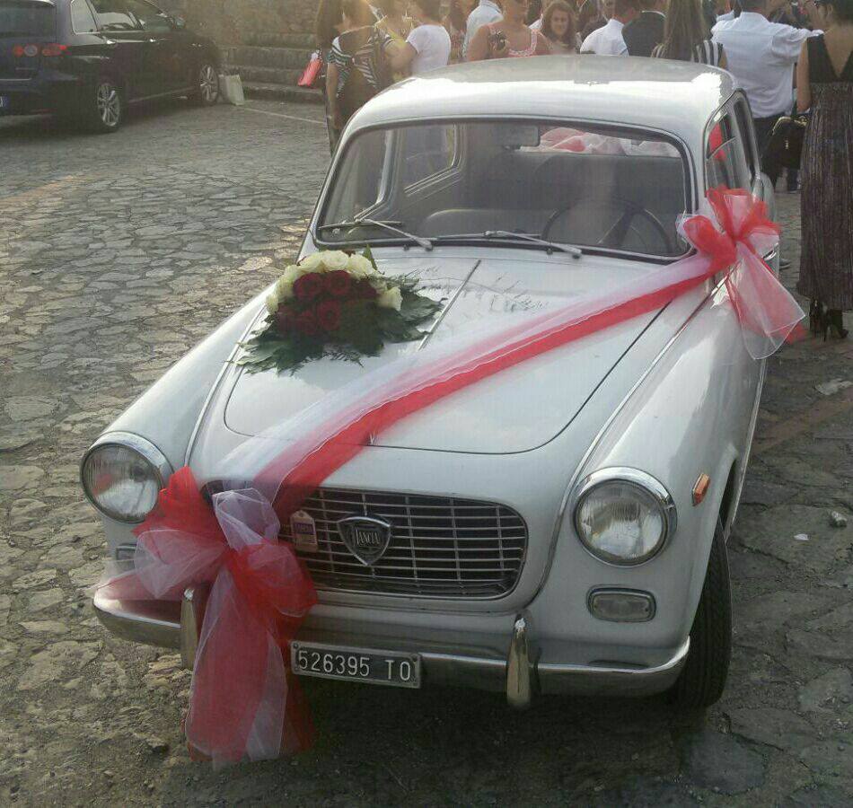 macchina d'epoca decorata con fiori per un matrimonio