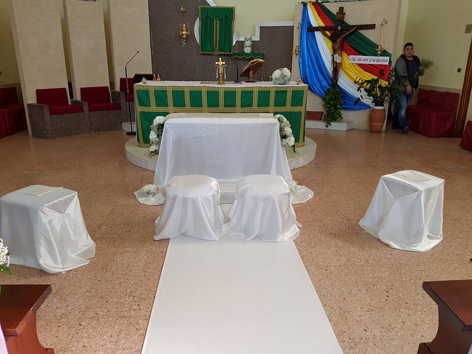 chiesa allestita per matrimonio