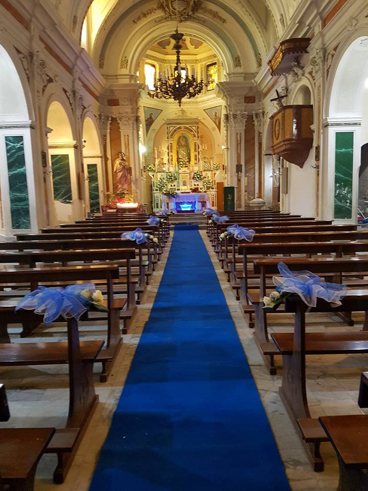 chiesa allestita per un matrimonio con addobbi blu
