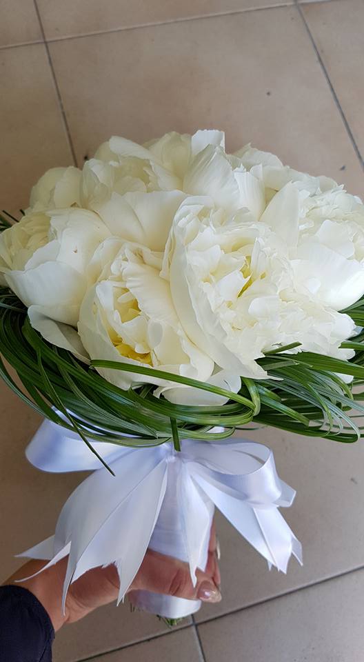 bouquet di rose bianche con fiocco in raso