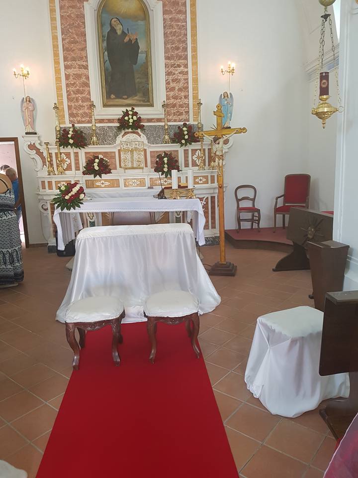 altare di una chiesa allestito per cerimonia nuziale