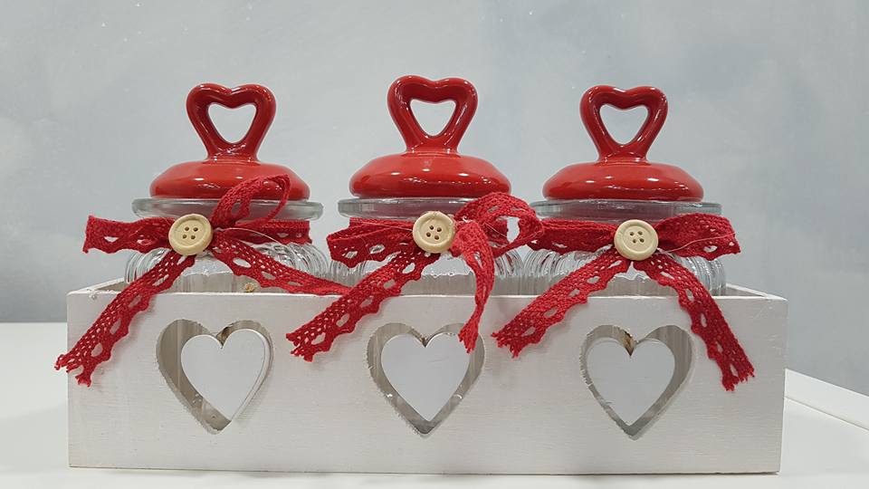 barattoli in vetro con fiocco e tappo rosso