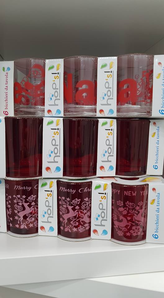 bicchieri rossi con decorazioni natalizie