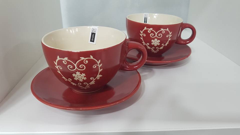 tazze rosse con cuore e piattino