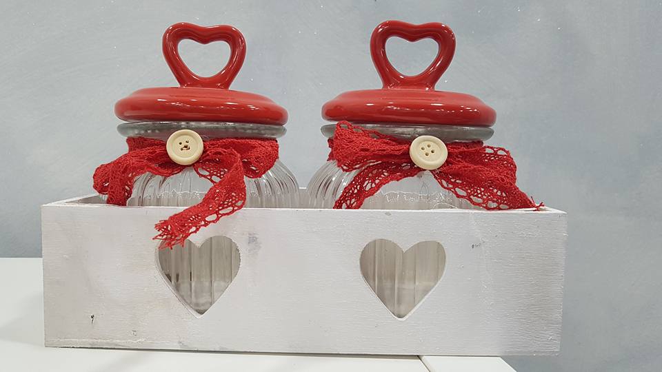barattoli in vetro con tappo rosso