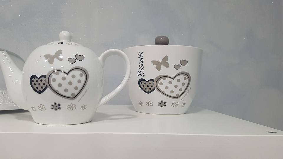 teiera e porta-biscotti con cuori