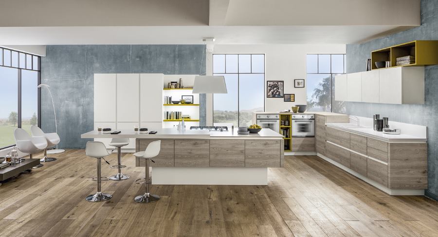 cucina con mobili in legno
