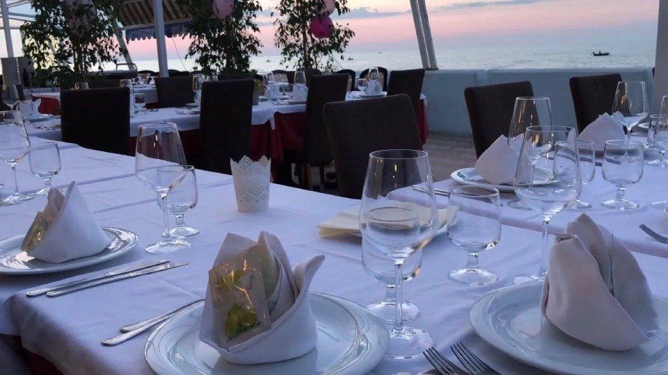 tavoli apparecchiati del ristorante