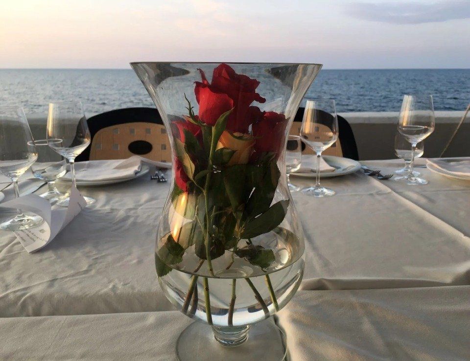 mazzo di fiori su tavolo con vista mare