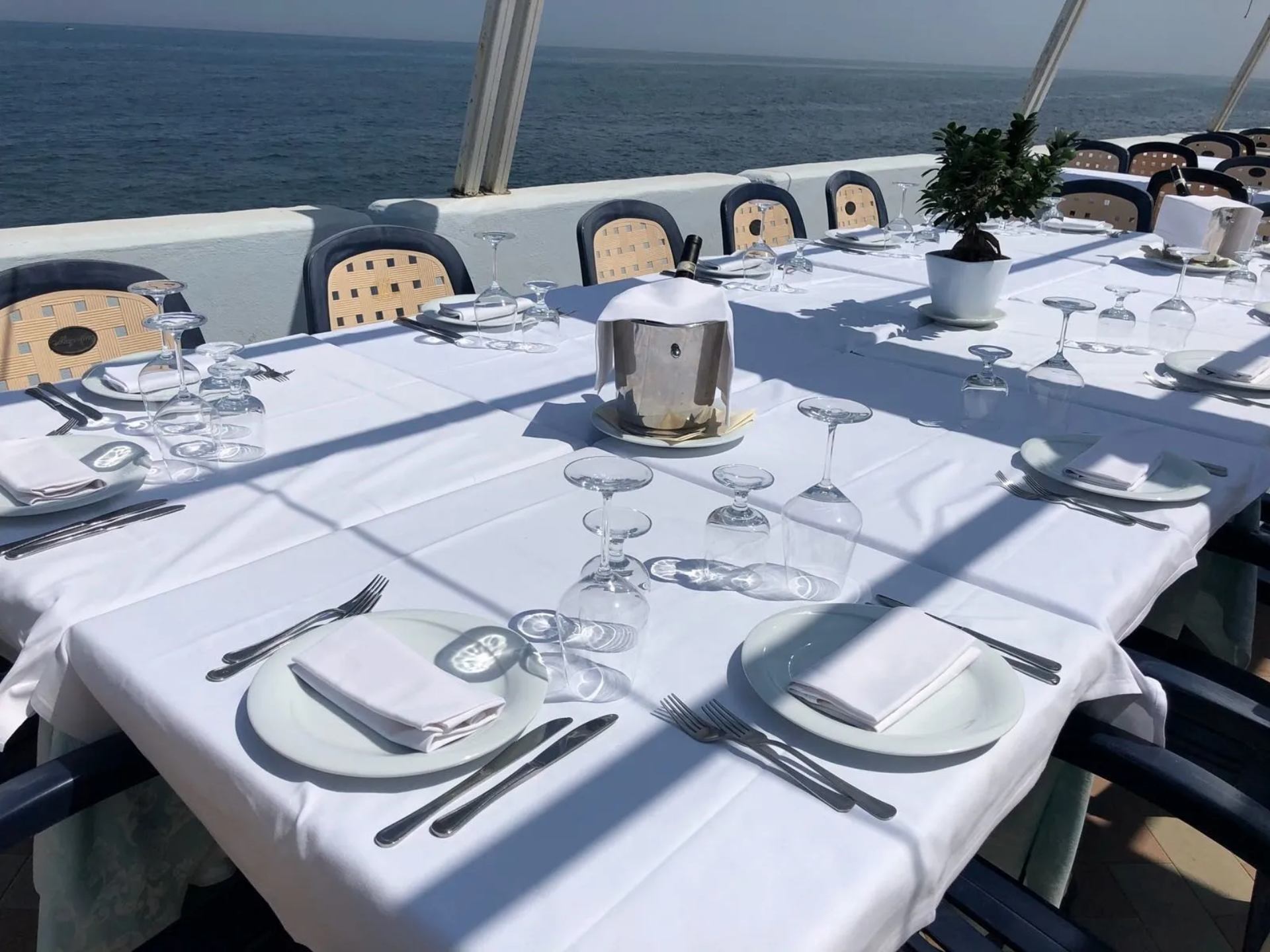 tavola apparecchiata vista mare