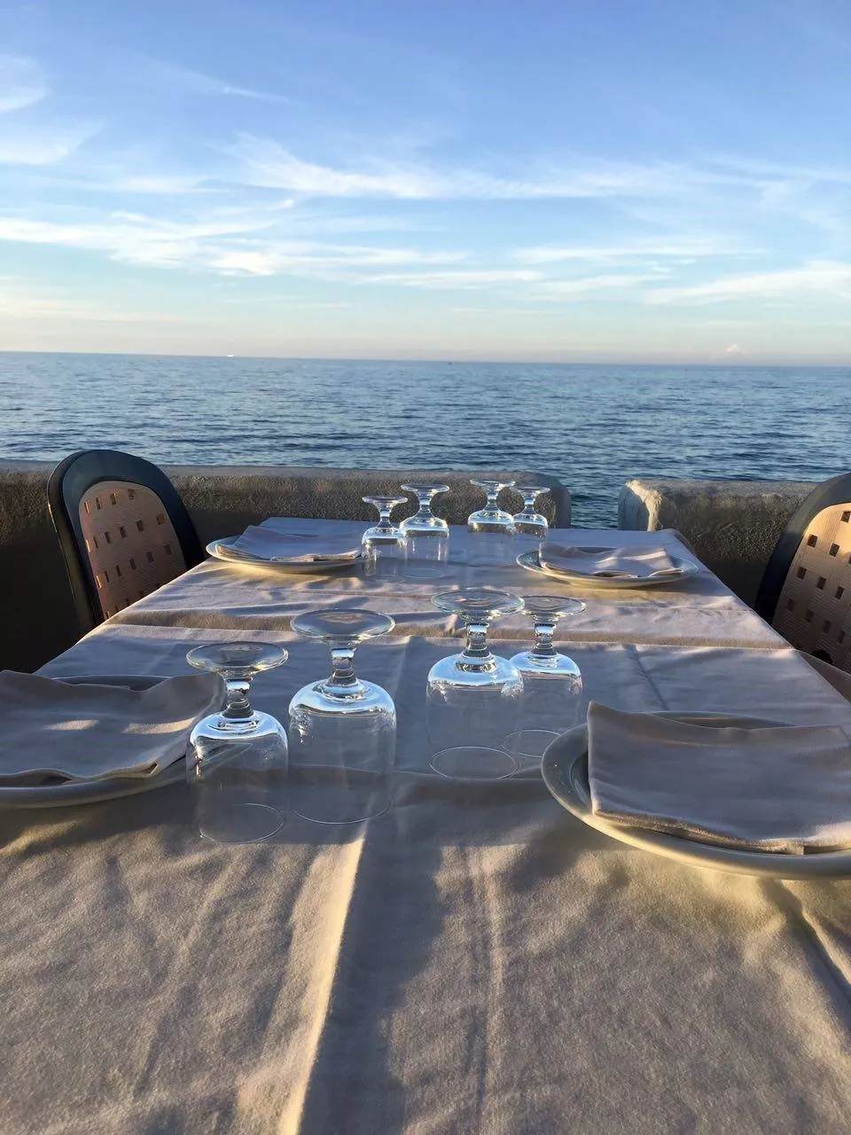 tavolo apparecchiato sul mare