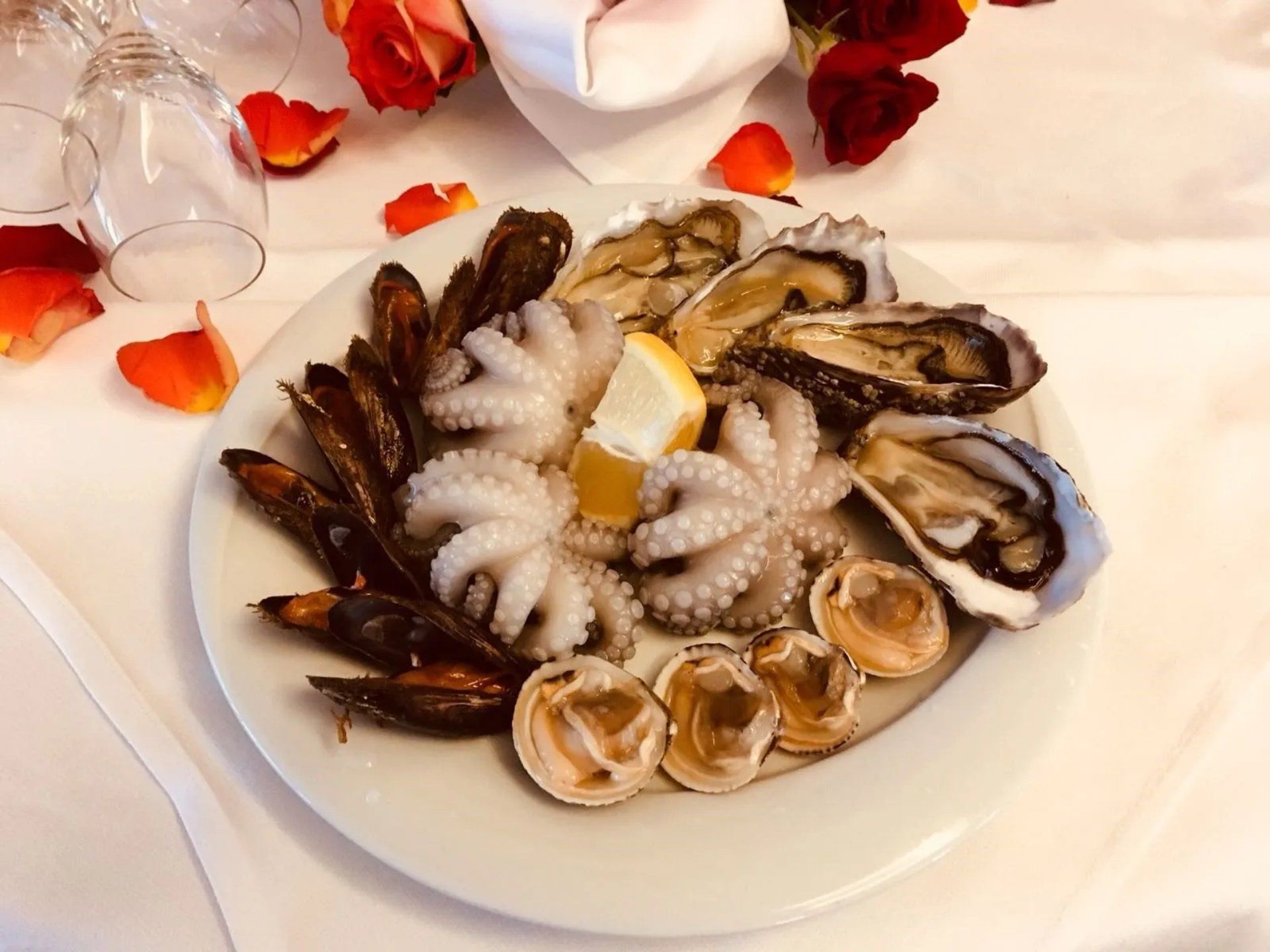 cozze e polipi in un piatto
