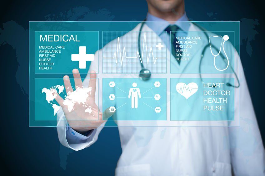 CONSULPRIME.COM - Médico de jaleco usa uma tela digital transparente com dados médicos.