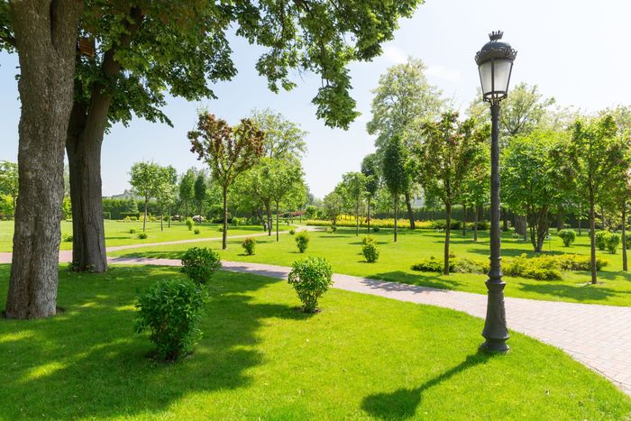 giardino pubblico con impianto di illuminazione