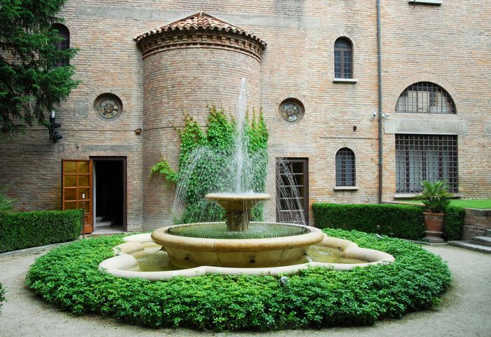 fontana con siepi intorno