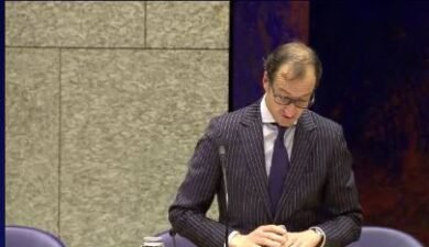 Bedrijven die in financiële nood komen door de coronacrisis kunnen uitstel van betaling aanvragen bij de Belastingdienst. Dit schrijft minister Wiebes in een brief aan de Tweede Kamer. Fiscale maatregelen Ondernemers die op papier hun problemen aantonen, hoeven voorlopig geen inkomstenbelasting, vennootschapsbelasting, omzetbelasting en loonbelasting af te dragen aan de fiscus. Het kabinet hoopt met deze nieuwe maatregelen de economische pijn voor ondernemers zoveel mogelijk te verzachten. BMKB Mkb’ers die in financiële problemen dreigen te komen, kunnen de overheid vragen garant te staan voor leningen. Deze borgstellingsregeling (BMKB-regeling) voor kredieten moet bedrijven helpen om tijdelijke liquiditeitstekorten te kunnen opvangen. Staatssecretaris Mona Keijzer van Economische Zaken en Klimaat hoopt dat deze maatregel binnen twee weken actief is. Werktijdverkorting Bedrijven die getroffen worden door de gevolgen van de uitbraak van het coronavirus en aan alle voorwaarden voldoen, kunnen in aanmerking komen voor de huidige regeling werktijdverkorting. Een van de voorwaarden is dat de malaise minimaal 2 en maximaal 24 voor werkuitval zorgt. Ook moet er voor minstens twintig procent van het personeel geen werk meer zijn. Zzp’ers die door de uitbraak van het coronavirus in de problemen komen, kunnen een beroep doen op het Bbz (Besluit bijstandverlening zelfstandigen 2004). Het Bbz wordt uitgevoerd door gemeenten. Gevolgen ‘Het is evident dat de uitbraak van het coronavirus impact zal hebben op de mondiale, Europese en Nederlandse economie’, schrijft Wiebes. ‘Ook in Nederland zijn de economische consequenties merkbaar. De precieze impact op de Nederlandse economie zal afhangen van de snelheid waarmee het coronavirus onder controle komt in binnen- en buitenland, hetgeen op dit moment niet met zekerheid te voorspellen is. Zeker is wel dat de Nederlandse economie er goed voorstaat en voldoende buffers heeft om de negatieve economische gevolgen van het virus op te vangen.’ Geen verregaande maatregelen Wiebes noemt de werkloosheid die historisch laag is en de aanwezigheid van financiële buffers bij overheid en bedrijfsleven. Ook is de weerbaarheid van de financiële sector de afgelopen tijd is versterkt. Mede hierom acht hij vergaande overheidsmaatregelen op economisch terrein vooralsnog niet nodig. Een overmatige beleidsreactie kan volgens Wiebes onnodige neveneffecten met zich meebrengen. Gematigde groei Het CPB vindt de economische impact van het coronavirus op dit moment moeilijk te voorspellen. In de zojuist gepubliceerde raming is aangenomen dat het virus snel onder controle komt. Maar is ook een scenario waarin het virus zich wijder verspreidt en langduriger impact heeft. Uitgaand van een beperkt effect van de verspreiding van het coronavirus groeit de Nederlandse economie in 2020 en 2021 gestaag door, met 1,4% in 2020 en 1,6% in 2021. ‘Meer faillissementen’ De Amsterdamse kredietverzekeraar Atradius voorspelt dat het aantal faillissementen wereldwijd met gemiddeld 2 procent zal stijgen als gevolg van het coronavirus. Voor Nederland verwacht Atradius in 2020 een toename van 3 procent, 2 procent meer dan haar eerdere prognose. Ook bedrijven in Azië zullen hard worden getroffen: het aantal faillissementen stijgt er met 4 procent. Lees hier de brief van Wiebes aan de Tweede Kamer.