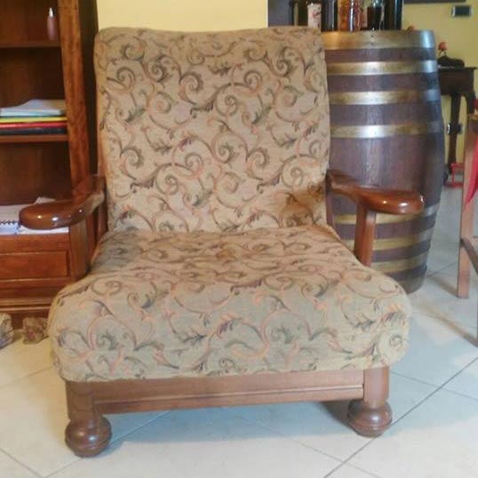 Poltrona foderata con tessuto classico
