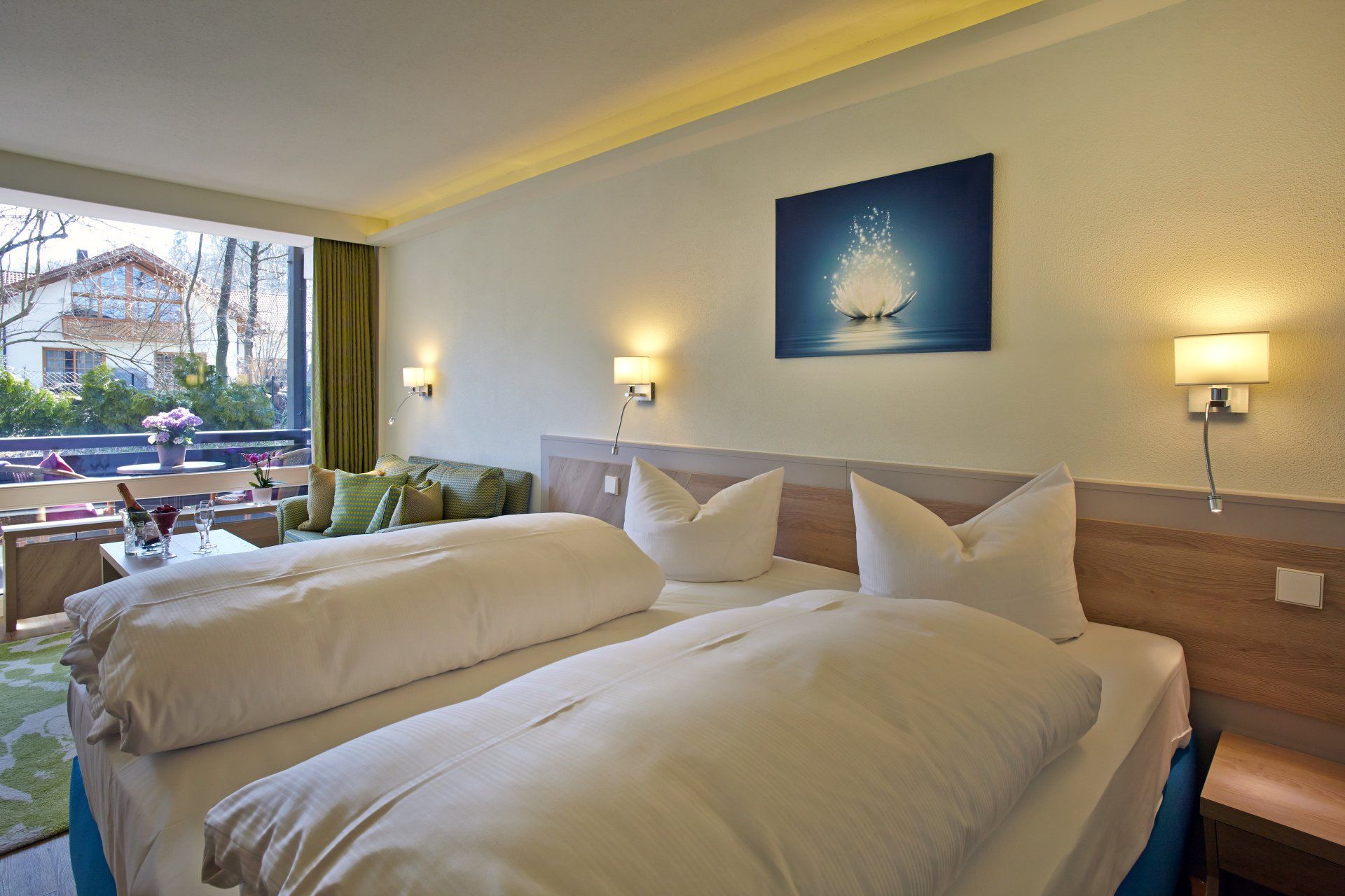Gemütliches Doppelzimmer mit modernem Interieur und Blick in die Natur.