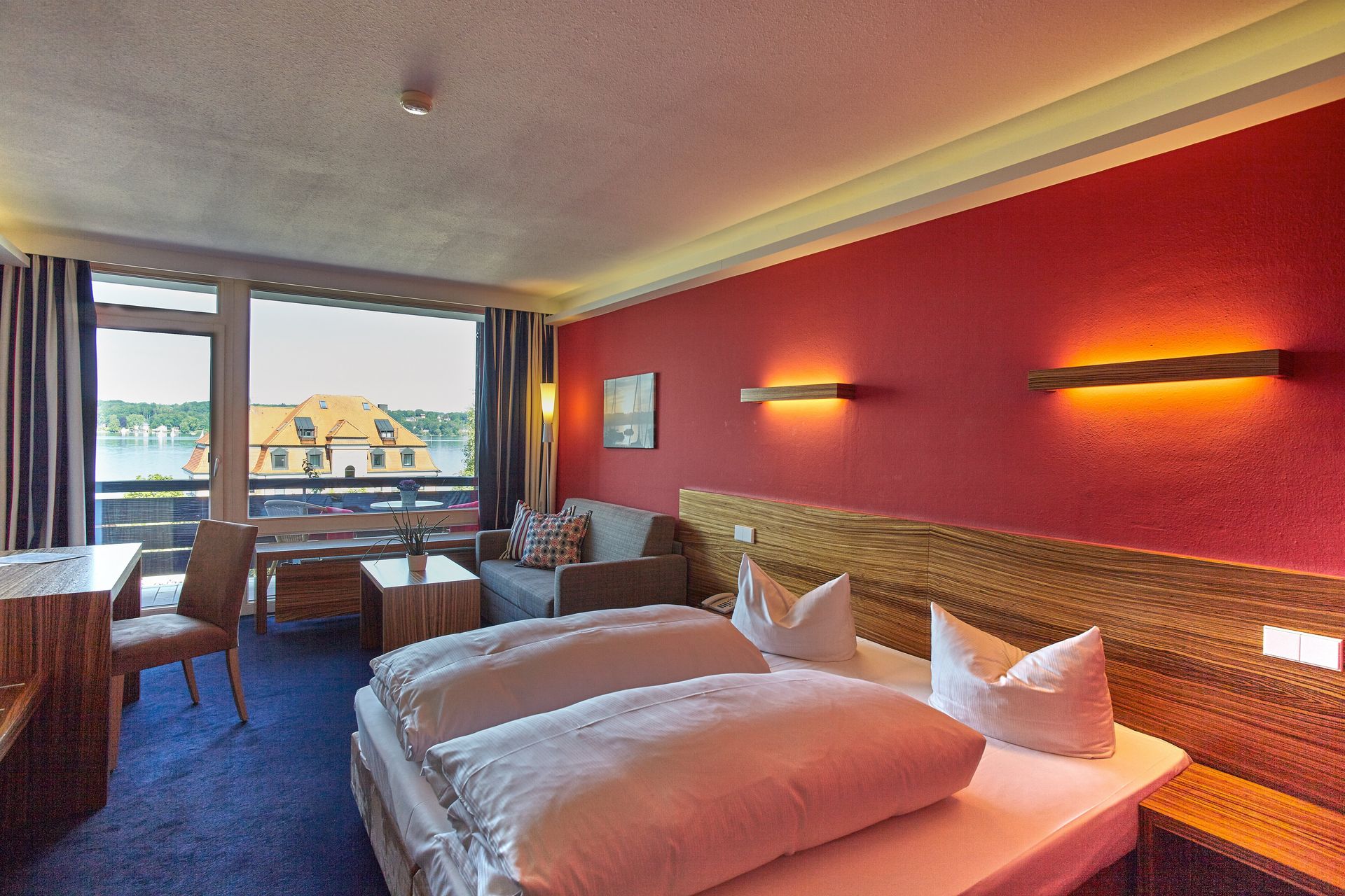 Ein Hotelzimmer mit einem großen Bett und einem großen Fenster.