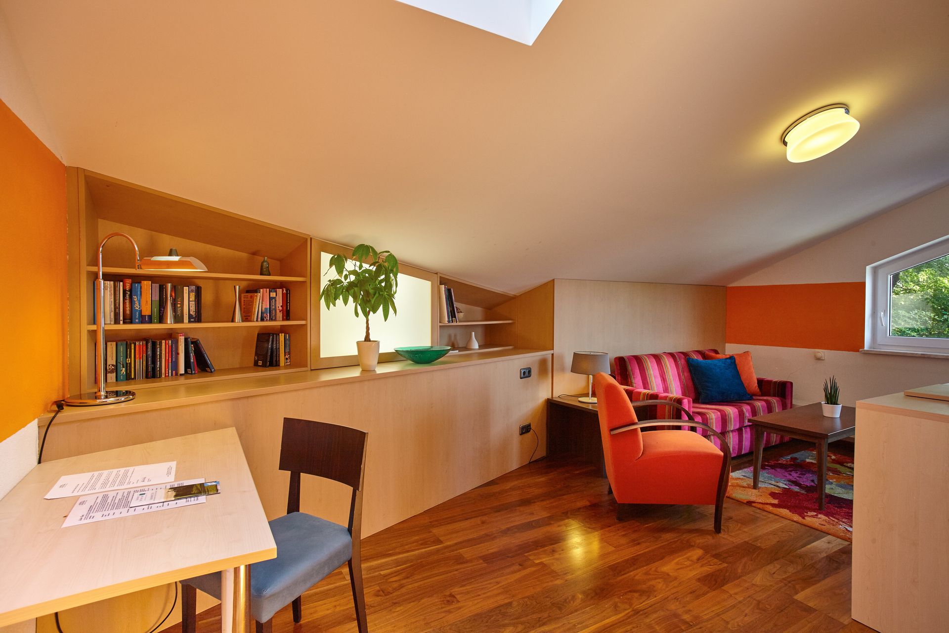 Ein Wohnzimmer mit Tisch und Stühlen und einer Couch