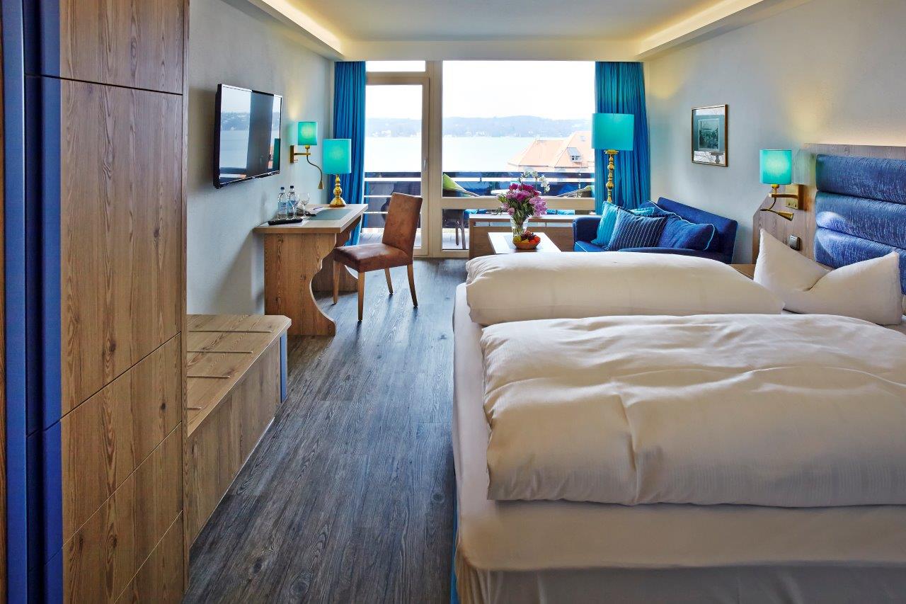 Modern eingerichtetes Doppelzimmer mit Seeblick am Starnberger See.