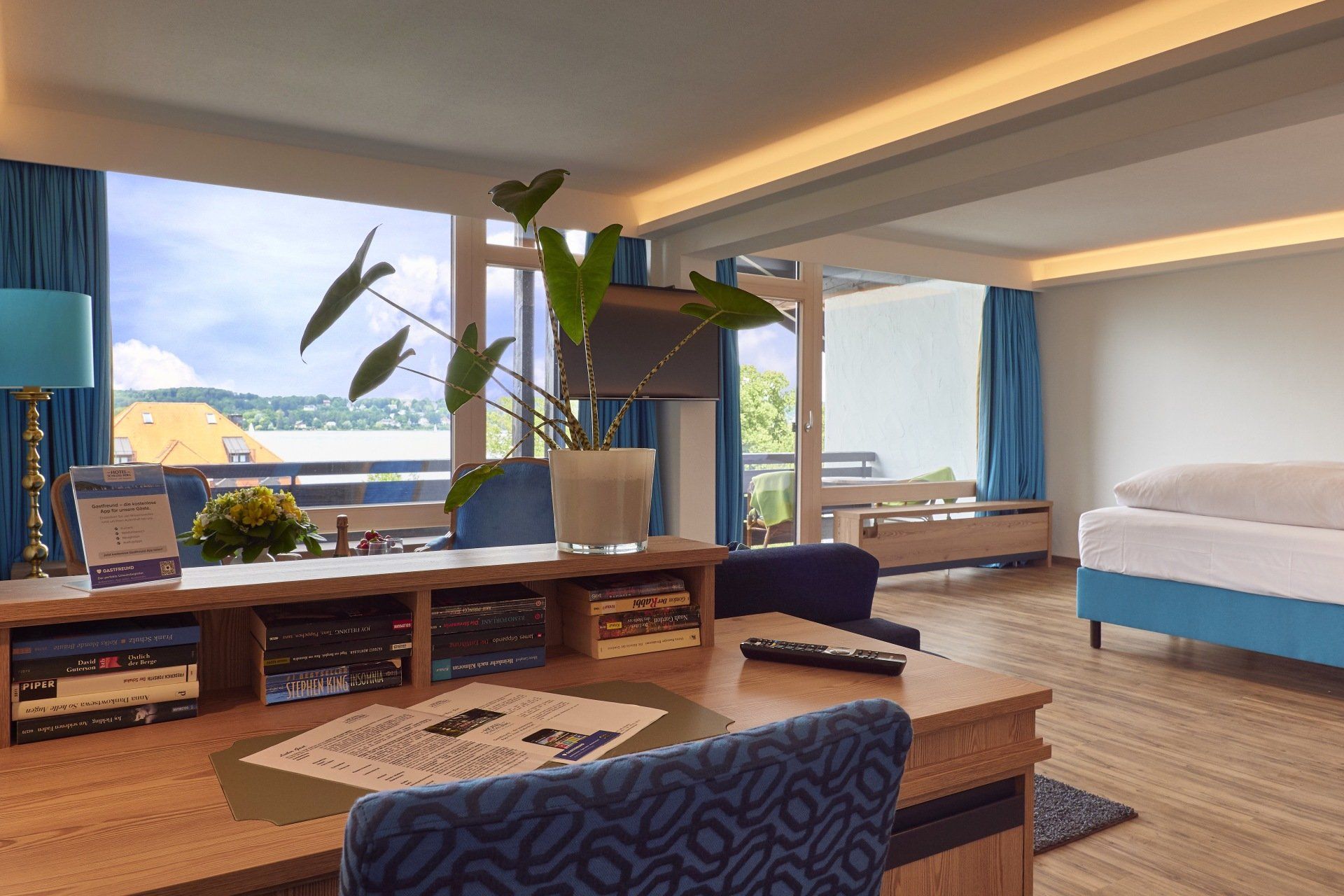 Hotelzimmer mit modernem Design und Blick auf den Himmel über dem Starnberger See.