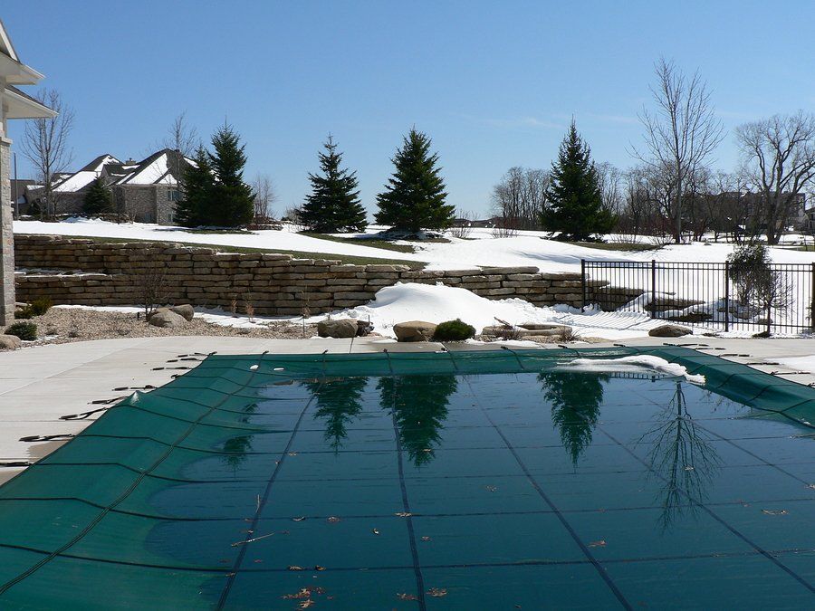 Mesh vs. Vinyl Pool Covers