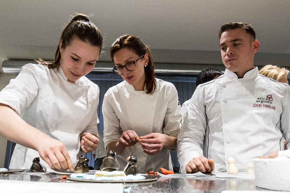 pasticceri che realizzano una torta personalizzata