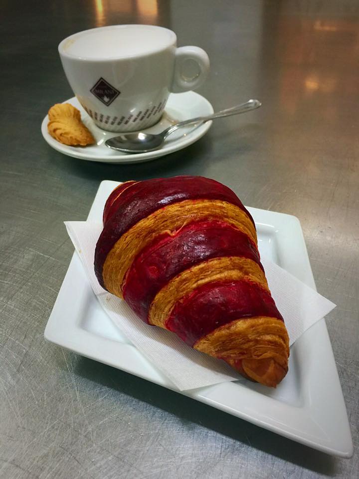 croissant artigianale e tazzina di caffè