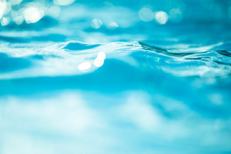 acqua di una piscina