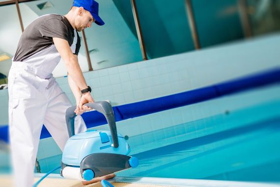 strumento per pulizia piscina