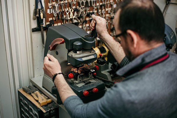 locksmith making a key
