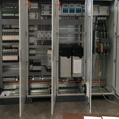 quadro elettrico industriale aperto