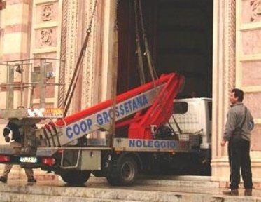autogru in movimento